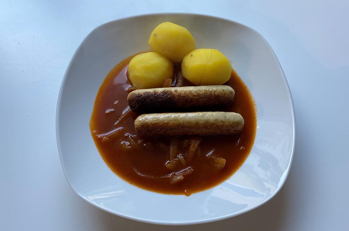 fraenkische-bratwuerste-zwiebel-bier-sosse-scaled-1.jpeg