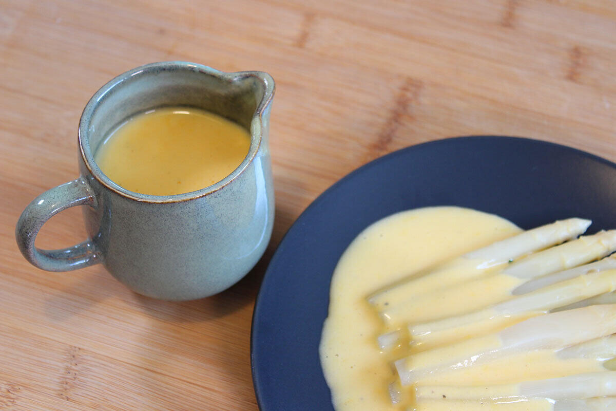 Selbstgemachte Sauce Hollandaise mit Spargel