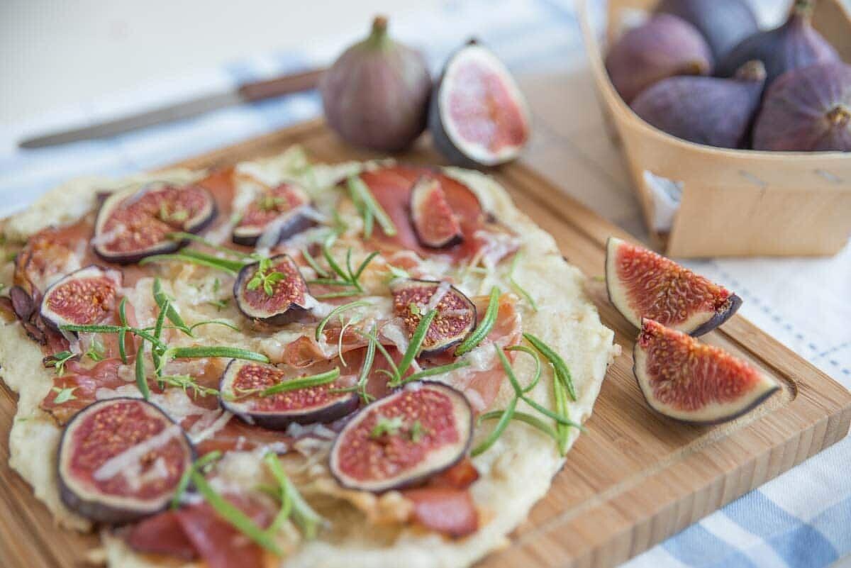 flammkuchen-mit-feigen-ziegenkaese-speck.jpg