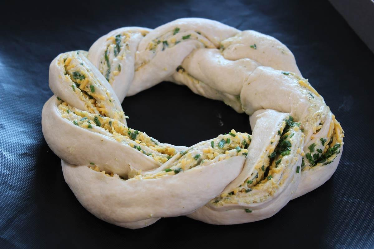 Herzhafter Hefezopf vor dem Backen
