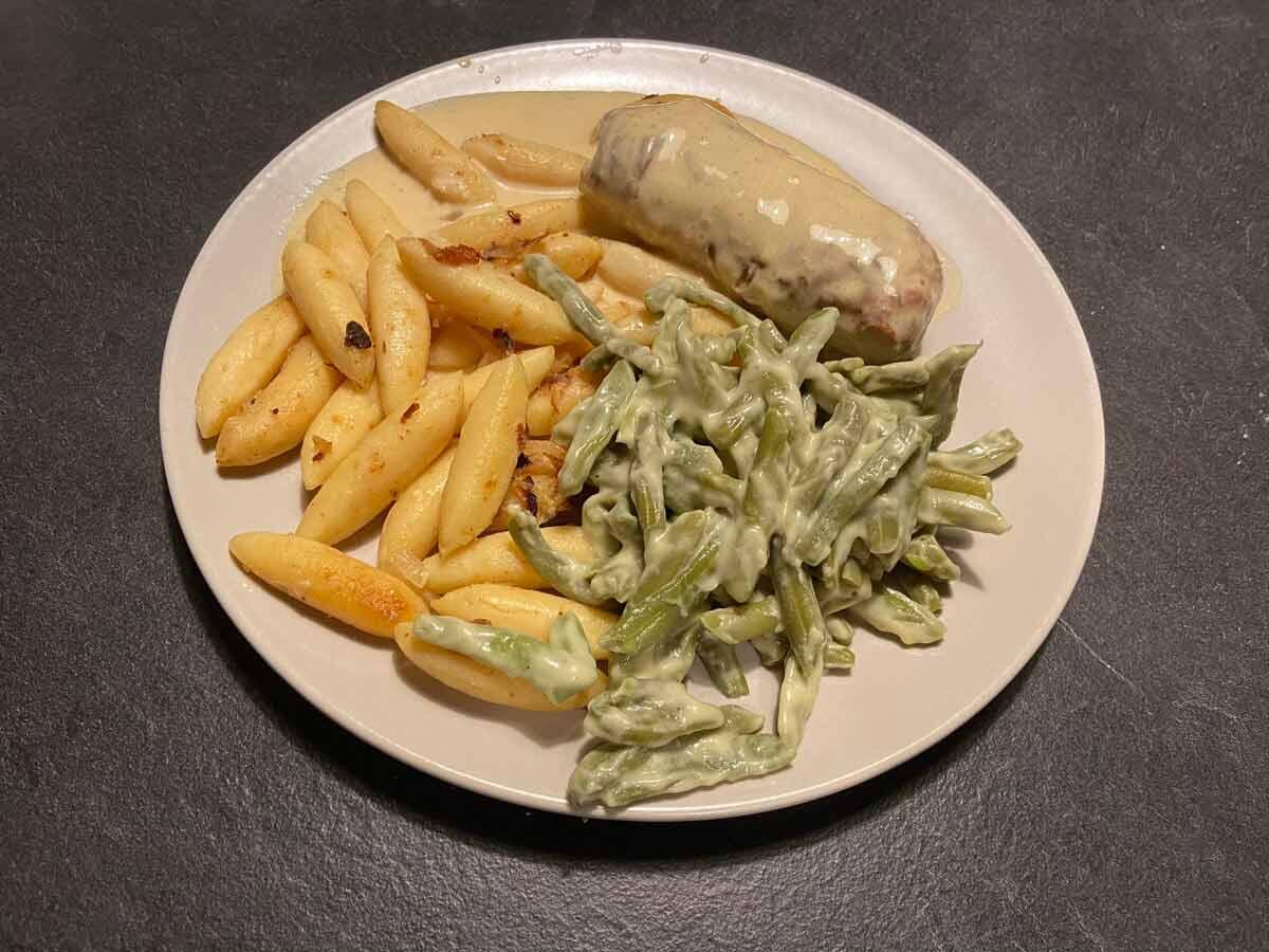 schnitzelroulade-bohnen-schupfnudeln.jpg