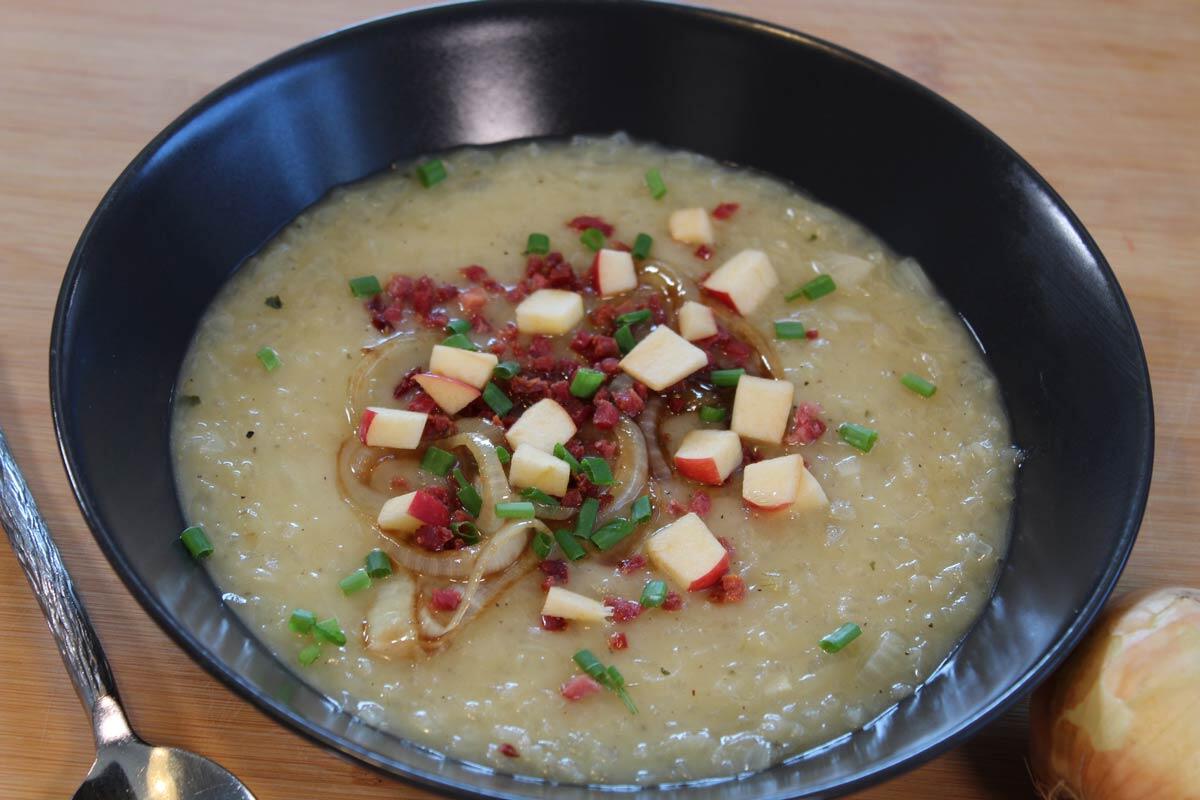 zwiebelsuppe-apfel-speck.jpg