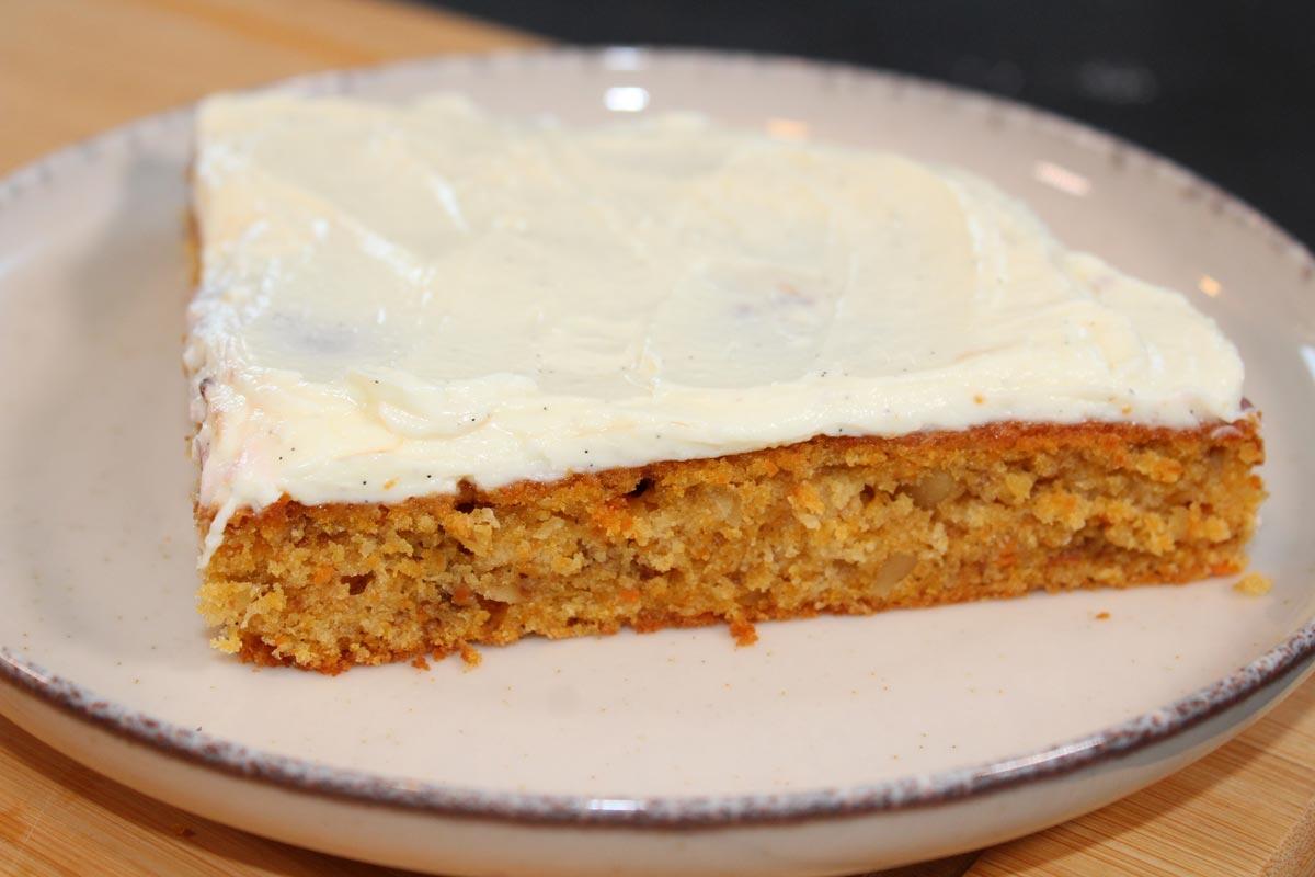 stueck-karottenkuchen-frischkaesefrosting.jpg