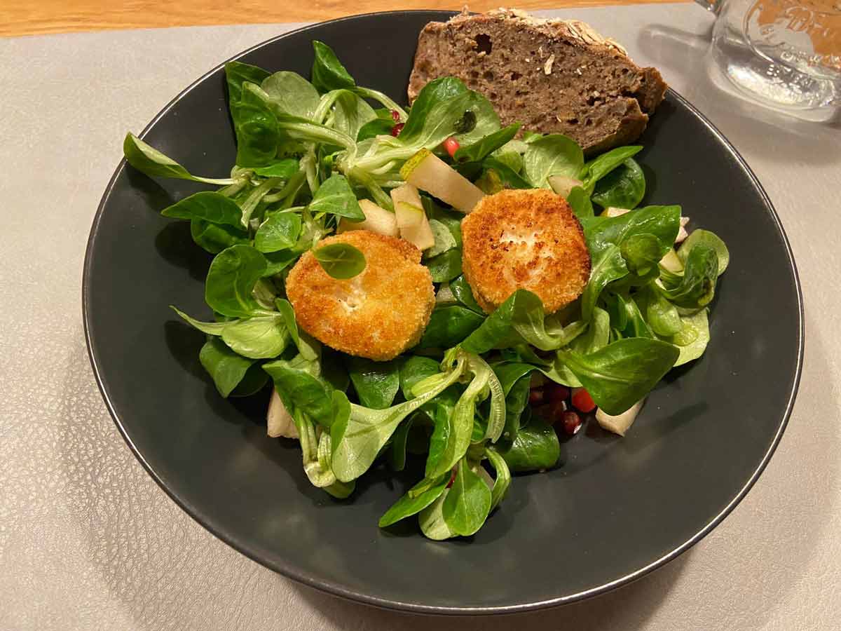 Feldsalat mit Birnen und gebratenem Ziegenkäse - Fränkische Rezepte ️ ...